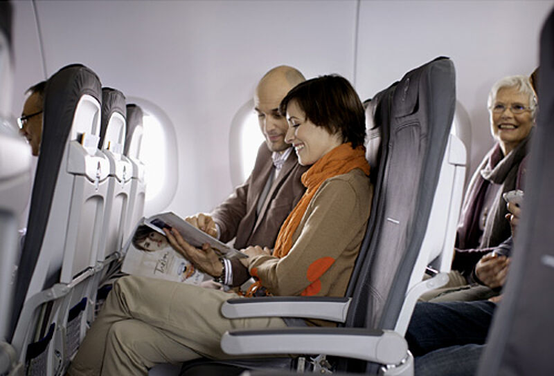 Fünf Zentimeter weniger Sitzabstand und trotzdem vier Zentimeter mehr Beinfreiheit: die neuen Recaro-Sitze bei Lufthansa