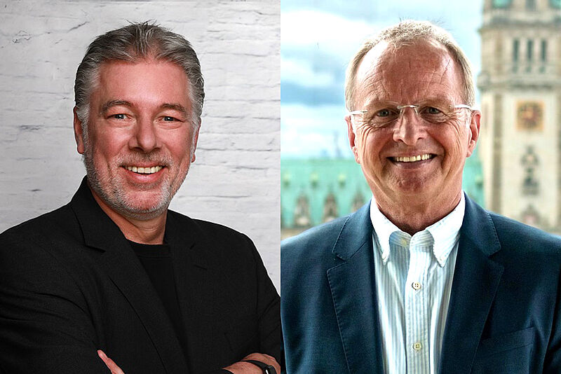 Die erfahrenen Touristiker Kai-Uwe Finger (links) und Thomas Heinrich verstärken das Team von H&P Touristik Zwei Männer im Anzug sind nebeneinander auf einem geteilten Foto zu sehen, links vor einer weißen Backsteinwand und rechts vor einem historischen Gebäude mit Turm.
