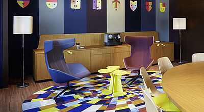 Auch im Konferenzraum bekennt das 25hours Hotel Zürich Farbe