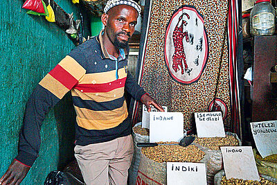 Gabhi Mhlowogo hat das Handwerk von seinen Vorfahren gelernt Gabhi Mhlowogo hat das Handwerk von seinen Vorfahren gelernt