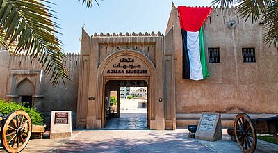 Wer genug von Strand und Meer hat, kann das Museum in Ajman besuchen. Foto: Creative-Family/iStock