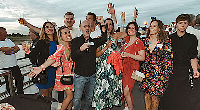 Beste Stimmung auf der „Jules Verne“: Mitarbeiter von Alltours beim Sommerfest auf dem Rhein. Foto: Alltours