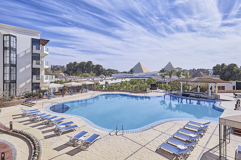 Gäste des Hotel Steigenberger Pyramids Cairo haben die Pyramiden im Blick