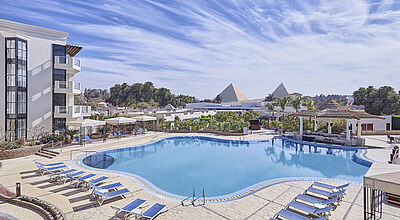 Gäste des Hotel Steigenberger Pyramids Cairo haben die Pyramiden im Blick