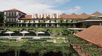 Ein Hotel mit rotem Dach in einem grünen Garten