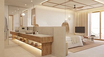 Helles Hotelzimmer in neutralen Beigetönen mit offenem Raumkonzept, Doppelbett, Holzmöbeln, Waschbereich mit zwei Natursteinwaschbecken, Spiegelwand und großem Fenster mit Vorhängen und Balkonzugang.