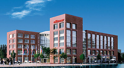 Alltours - hier die Zentrale am Duisburger Innenhafen - konzentriert sich wieder stärker auf Reisebüros mit hohen Umsätzen