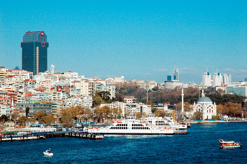 Eine Bootsfahrt auf dem Bosporus ist bei Istanbul-Besuchern beliebt.