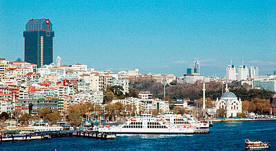 Eine Bootsfahrt auf dem Bosporus ist bei Istanbul-Besuchern beliebt.