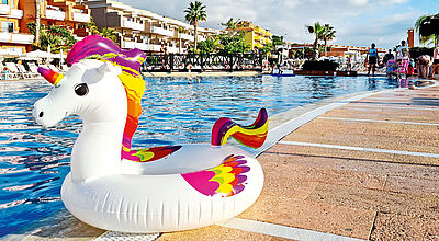 Bunte Häuser und große Pools in einer sehr weitläufigen Anlage: So präsentiert sich das Familienhotel Costa Los Gigantes. Foto: sl