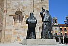 In Zamora wird die - nach Sevilla - zweitwichtigste Karwoche Spaniens gefeiert. Im Bild eine Statue der so genannten Büßer vor der Kathedrale