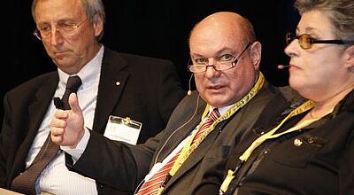 Legte der Politik einen dicken Maßnahmekatalog vor: DRV-Vizepräsident Hans Doldi (Mitte), hier mit den DRV-Vorständen Angelika Hummel und Otto Schweisgut.