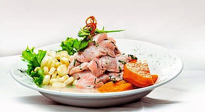 Erfrischend und lecker: Ceviche aus Peru. Foto: Wirestock/iStock Das peruanische Gericht Ceviche auf einem Teller