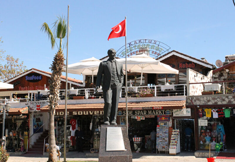 Die Türkei – hier das Atatürk-Denkmal in Side – ist bislang nicht so gut gebucht wie zur gleichen Zeit des vergangenen Jahres
