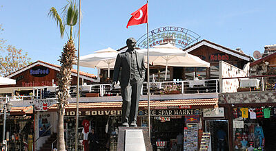 Die Türkei – hier das Atatürk-Denkmal in Side – ist bislang nicht so gut gebucht wie zur gleichen Zeit des vergangenen Jahres