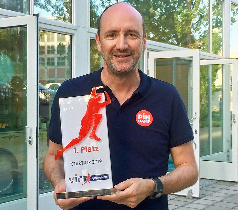 Pincamp-Gründer Uwe Frers mit dem Sprungbrett-Award. Foto: sw