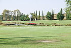 Das Markenzeichen des Golf & Country Clubs Castello di Spessa ist ein Hindernis mit einem Golfball