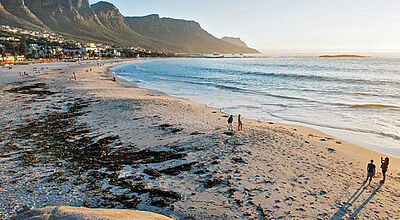 Der Strand von Camps Bay. Im südafrikanischen Sommer zählt Kapstadt zu den beliebtesten Fernreisezielen der Deutschen