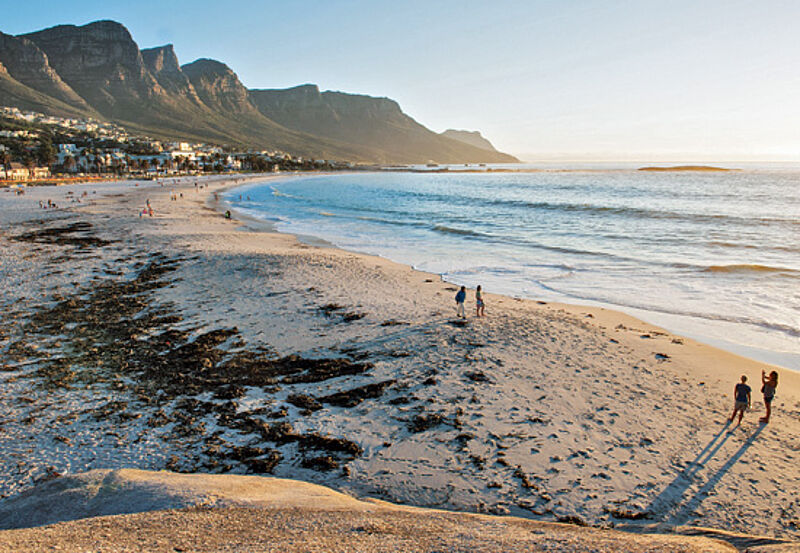 Der Strand von Camps Bay. Im südafrikanischen Sommer zählt Kapstadt zu den beliebtesten Fernreisezielen der Deutschen