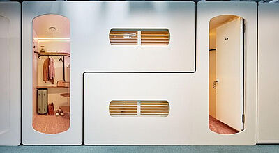 Modernes Kapselhotel mit minimalistischen Schlafkabinen und stylischem Interieur – innovative Übernachtungsmöglichkeit für Städtereisende und digitale Nomaden