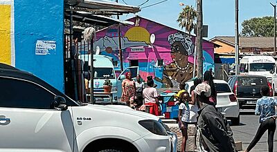 Straßenszene in Langa, einer von 56 Townships in Südafrikas Vorzeigemetropole Kapstadt