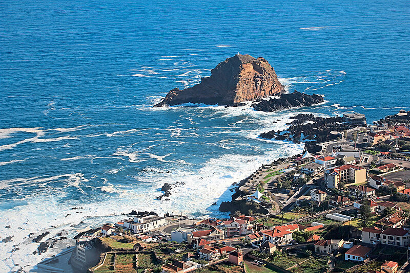 Wenn Deutsche nach Portugal reisen, dann meist nach Madeira – hier das Städtchen Porto Moniz im Nordwesten der Insel