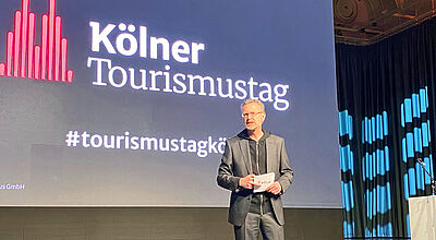 Jürgen Amann, Geschäftsführer von Köln Tourismus, auf der Bühne der Event-Location Gürzenich