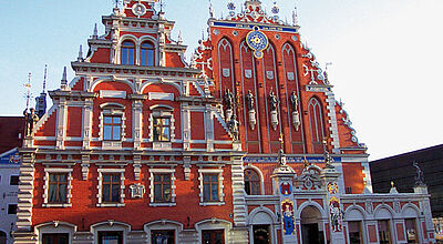Nach Kriegsschäden und Sprengung originalgetreu wieder aufgebaut: das gotische Schwarzhäupterhaus in Rigas Altstadt