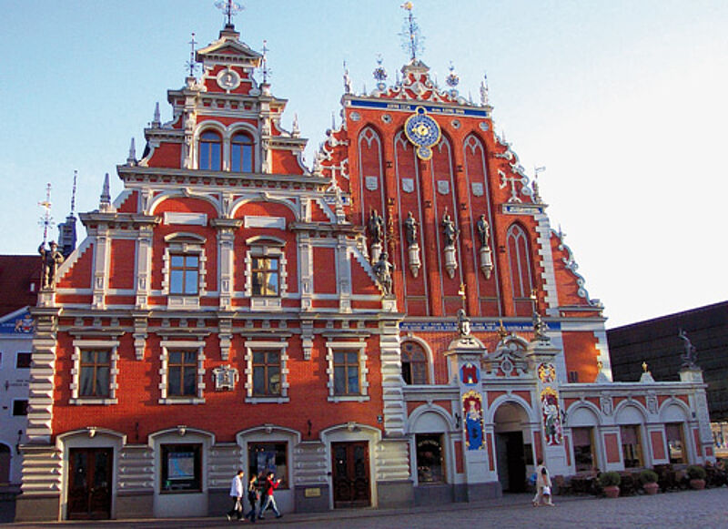 Nach Kriegsschäden und Sprengung originalgetreu wieder aufgebaut: das gotische Schwarzhäupterhaus in Rigas Altstadt