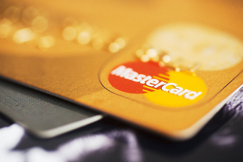 Die Zahlungsfunktion einer Mastercard wird in der Schmetterling-Vorteilskarte enthalten sein. Foto: shaun/istockphoto