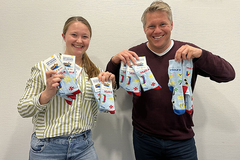Insgesamt 150 Pakete mit je sechs Paar Malta-Socken warten auf die Teilnehmer der Aktion