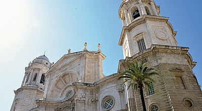 Die Kathedrale von Cadiz wurde mit zwei verschiedenfarbigen Kalksteinsorten gebaut.