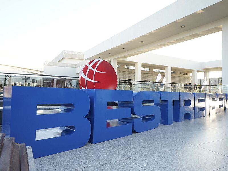 Die Reisebüro-Kooperation tagt aktuell in Naga Bay in Ägypten. Foto: Best-Reisen/Jörg Puchmüller Vor einem Tagungshotel steht in blauen plastischen Buchstaben der Name der gastgebenden Organisation Best Reisen