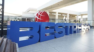 Die Reisebüro-Kooperation tagt aktuell in Naga Bay in Ägypten. Foto: Best-Reisen/Jörg Sänger Vor einem Tagungshotel steht in blauen plastischen Buchstaben der Name der gastgebenden Organisation Best Reisen