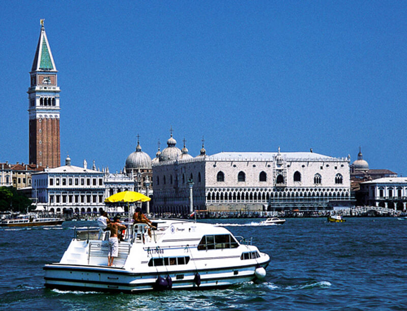 Le Boat bietet auch Hausboot-Touren nach Venedig an.