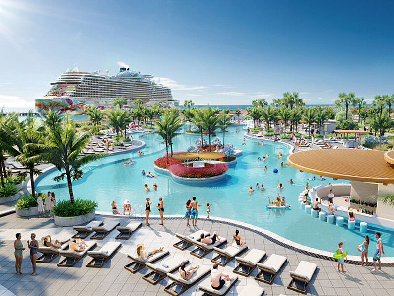 Exklusives NCL-Ziel: die Reederei-eigene. Modell: Norwegian Cruise Line Modellbild der Bahamas-Insel Great Stirrup Cay. Um einen lagunenartigen Pool mit Swim-up-Bar stehen Palmen und Liegestühle. Viele Personen in Badekleidung genießen die Sonne, im Hintergrund liegt ihr großes Kreuzfahrtschiff