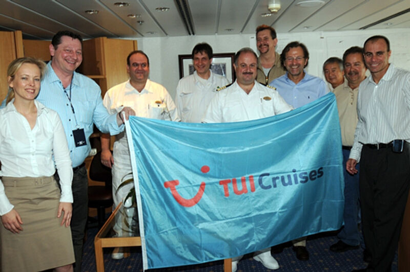 Die aktuelle Crew von "Mein Schiff" mit TUI-Cruises-Chef Richard Vogel (vierter von rechts).