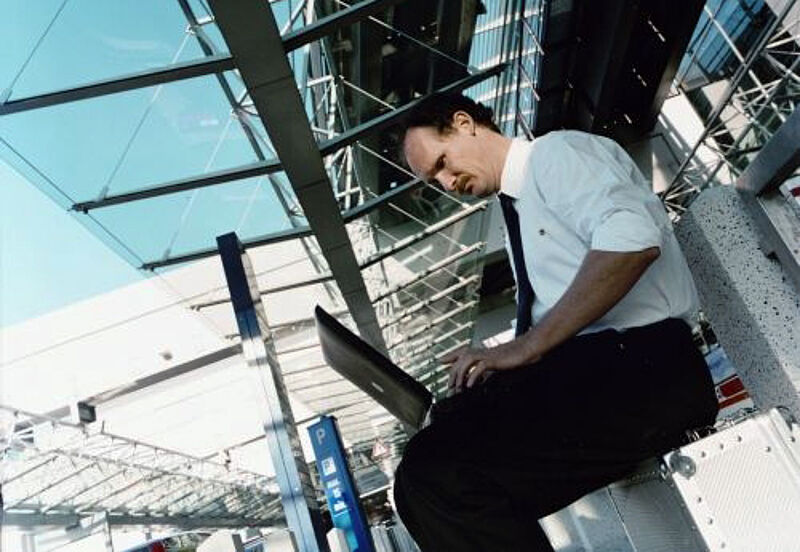 Jedes zweite Unternehmen in Deutschland will in diesem Jahr nicht an den Reisekosten sparen.