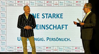 Karl Pojer, seit Januar Chef der DER Touristik Hotels & Resorts, im Gespräch mit Kurt Koch, CEO der Rita AG, auf dem Podium der Jahrestagung des Spezialisten für mobilen Reisevertrieb im Aldiana Side