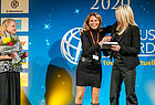 Eben noch Praktikantin beim "Undercover Boss", jetzt auf der Globus-Bühne: Aldiana-Chefin Stefanie Brandes. Links im Bild ta-Redakteurin Sylvia Raschke