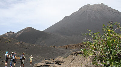 Da war der Vulkan noch ruhig: eine Reisegruppe auf Fogo etwa drei Wochen vor dem Ausbruch