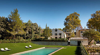 Das Landhaus Domaine de Fontenille in der Provence lockt mit weitläufigen Gärten und Wanderwegen in die umliegenden Weinberge