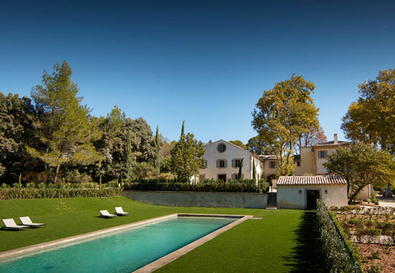 Das Landhaus Domaine de Fontenille in der Provence lockt mit weitläufigen Gärten und Wanderwegen in die umliegenden Weinberge