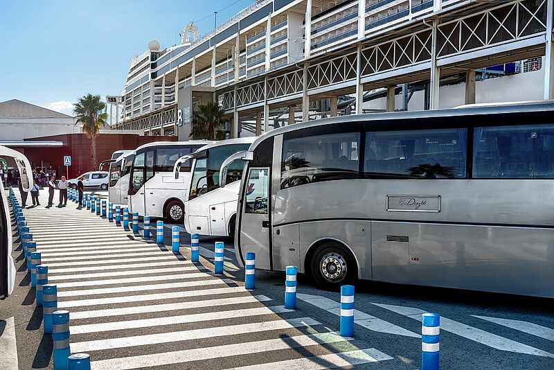 Von den Airports geht es per Bus-Transfer zum Hafen, hier der Terminal in Barcelona