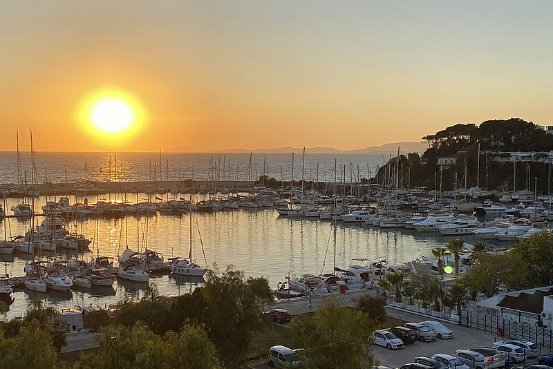 Abendstimmung in Kusadasi: Neben Ägypten und die Kanaren setzt DER Touristik im Winter auch auf Badeziele in der Türkei. Foto: mg