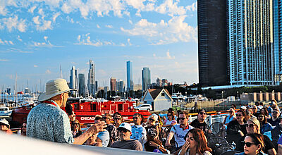 Auf einer „Architecture Cruise“ bekommen Touristen einen guten Eindruck von Chicago. Foto: sk Chicago Skyline vom Seeufer, Radfahrer auf Uferpfad, Leihfahrräder im Vordergrund, grüne Parkfläche