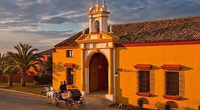 Wer nicht mit der Kutsche anreisen will, kann auch den hoteleigenen Hubschrauberlandeplatz nutzen