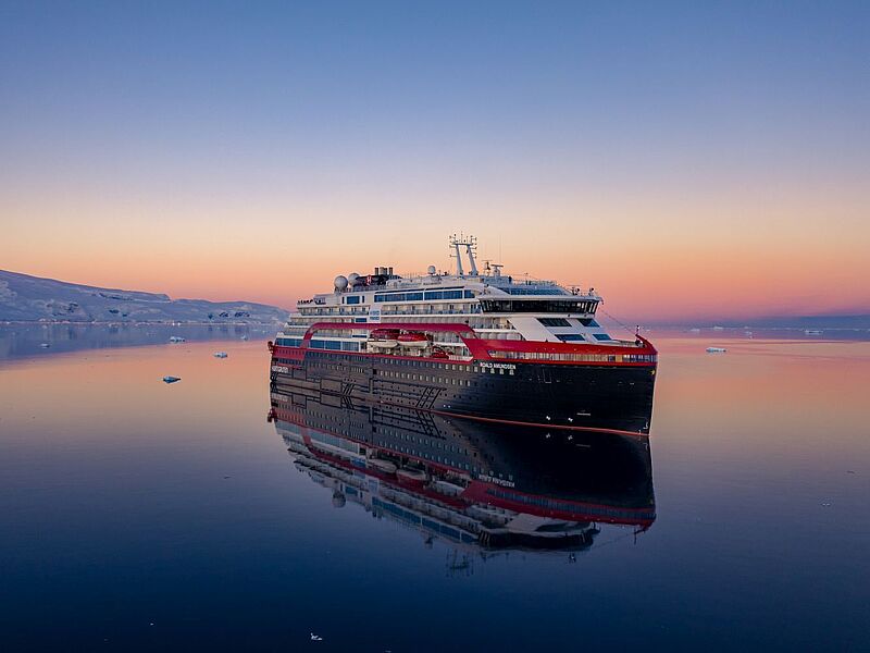 Hurtigruten Expeditions Neuer Katalog und Flüge inklusive touristik
