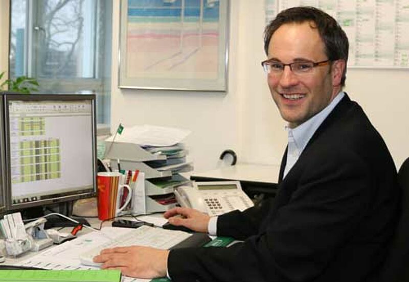 Heute häufig an seinem Schreibtisch in Hamburg zu finden: Vertriebsdirektor Gunnar Heine . Foto: Hanse Merkur