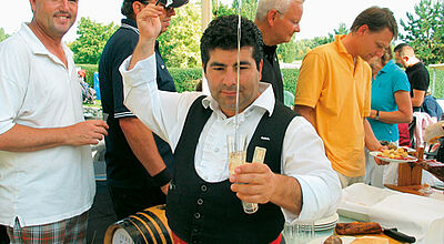 Ein profesioneller Sherry-Ausschenker gehört in Andalusien dazu – hier beim Golf-Cup von touristik aktuell im Sommer 2008.